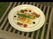 Gedämpfte Zucchiniblüte & Gänseleberfüllung auf karamellisierten Apfelscheiben & Croutons - Rezept
