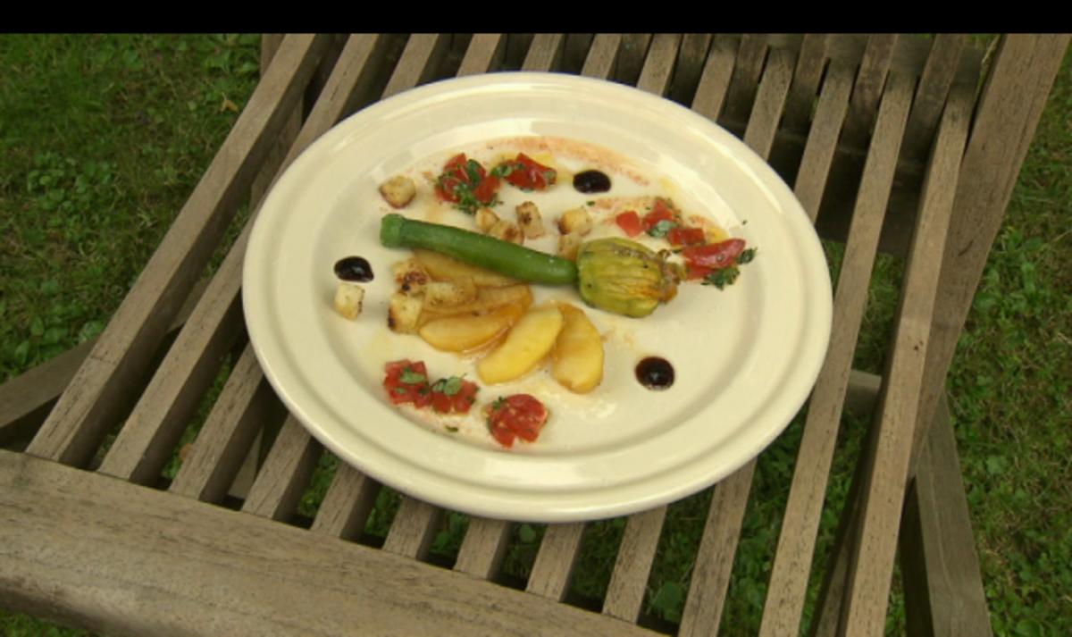 Bilder für Gedämpfte Zucchiniblüte & Gänseleberfüllung auf karamellisierten Apfelscheiben & Croutons - Rezept