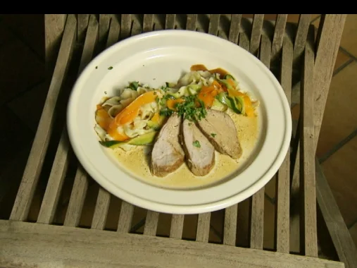 Kalbsfilet auf Bergwiesenheu gegart mit Bandnudeln und Gemüsepappardelle - Rezept