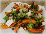 Kürbis aus dem Ofen mit Feta und Salat - Rezept