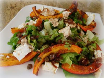 Kürbis aus dem Ofen mit Feta und Salat - Rezept