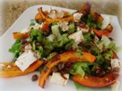 Kürbis aus dem Ofen mit Feta und Salat - Rezept