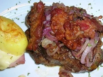 Rezept: Nackensteak nach Holzfällerart an Herrenkartoffeln - deftig f d Herrn+alltagstauglich Nackensteak nach Holzfällerart an Herrenkartoffeln - deftig f d Herrn+alltagstauglich - Rezept