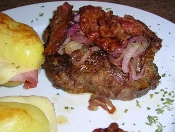 Rezept: Nackensteak nach Holzfällerart an Herrenkartoffeln - deftig f d Herrn+alltagstauglich Bild Nr. 2 Nackensteak nach Holzfällerart an Herrenkartoffeln - deftig f d Herrn+alltagstauglich - Rezept - Bild Nr. 2