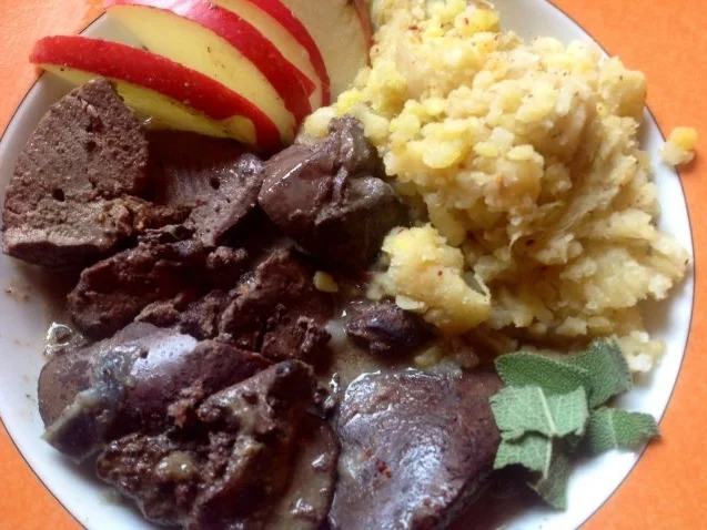 Rezept: Putenleber mit Calvados-Sahnesoße und Kartoffel-Porree-Apfelpüree Putenleber mit Calvados-Sahnesoße und Kartoffel-Porree-Apfelpüree - Rezept