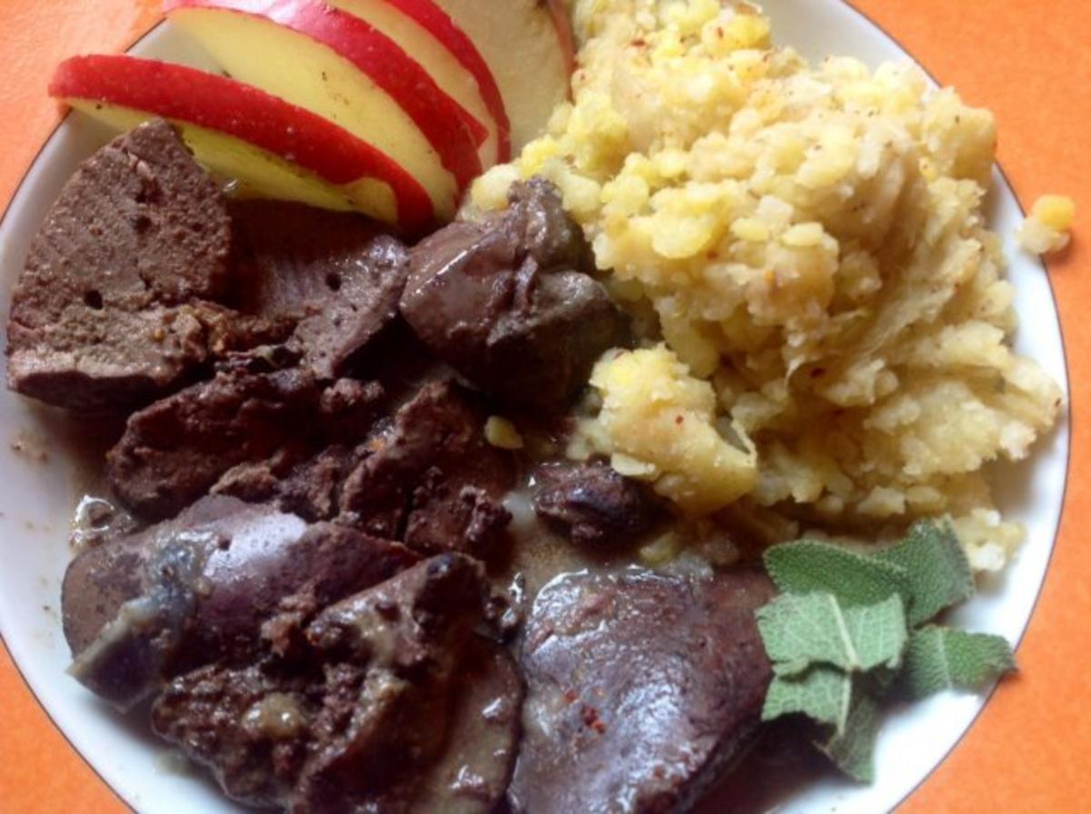 Putenleber mit Calvados-Sahnesoße und Kartoffel-Porree-Apfelpüree ...