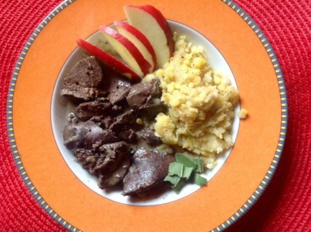 Putenleber mit Calvados-Sahnesoße und Kartoffel-Porree-Apfelpüree ...