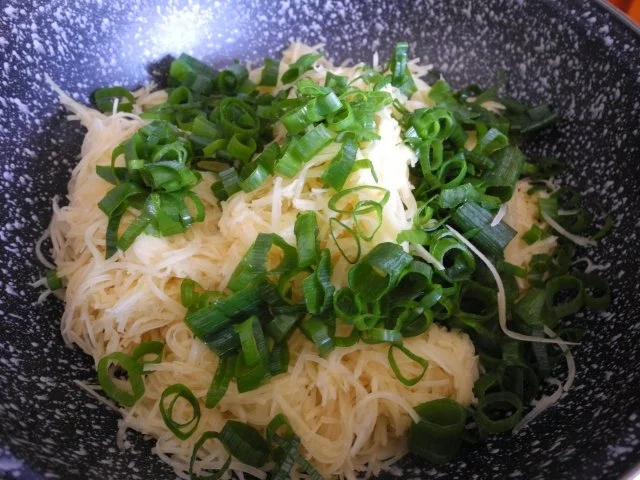 Rezept: Kartoffelröstis mit Frühlingszwiebeln an Budwig-Quark mit Salatmix Bild Nr. 3 Kartoffelröstis mit Frühlingszwiebeln an Budwig-Quark mit Salatmix - Rezept - Bild Nr. 3