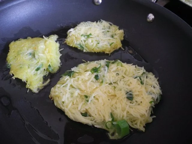 Rezept: Kartoffelröstis mit Frühlingszwiebeln an Budwig-Quark mit Salatmix Bild Nr. 4 Kartoffelröstis mit Frühlingszwiebeln an Budwig-Quark mit Salatmix - Rezept - Bild Nr. 4