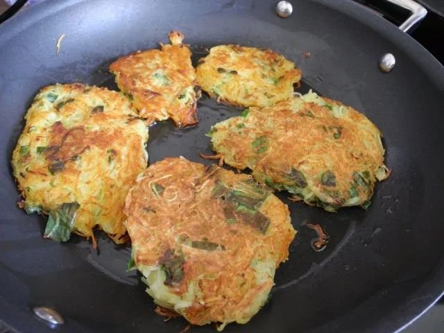 Rezept: Kartoffelröstis mit Frühlingszwiebeln an Budwig-Quark mit Salatmix Bild Nr. 5 Kartoffelröstis mit Frühlingszwiebeln an Budwig-Quark mit Salatmix - Rezept - Bild Nr. 5