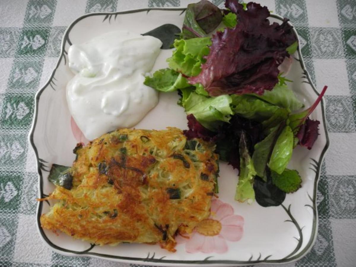 Kartoffelröstis mit Frühlingszwiebeln an Budwig-Quark mit Salatmix - Rezept - Bild Nr. 2