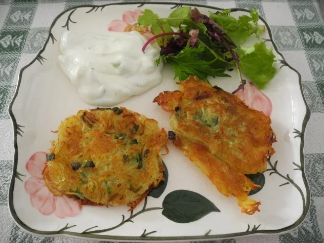 Rezept: Kartoffelröstis mit Frühlingszwiebeln an Budwig-Quark mit Salatmix Kartoffelröstis mit Frühlingszwiebeln an Budwig-Quark mit Salatmix - Rezept