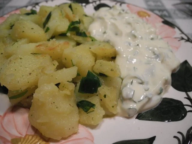 Rezept: Kartoffelschnitz mit Frühlingszwiebeln dazu Budwig-Quark mit Kurkuma Bild Nr. 2 Kartoffelschnitz mit Frühlingszwiebeln dazu Budwig-Quark mit Kurkuma - Rezept - Bild Nr. 2