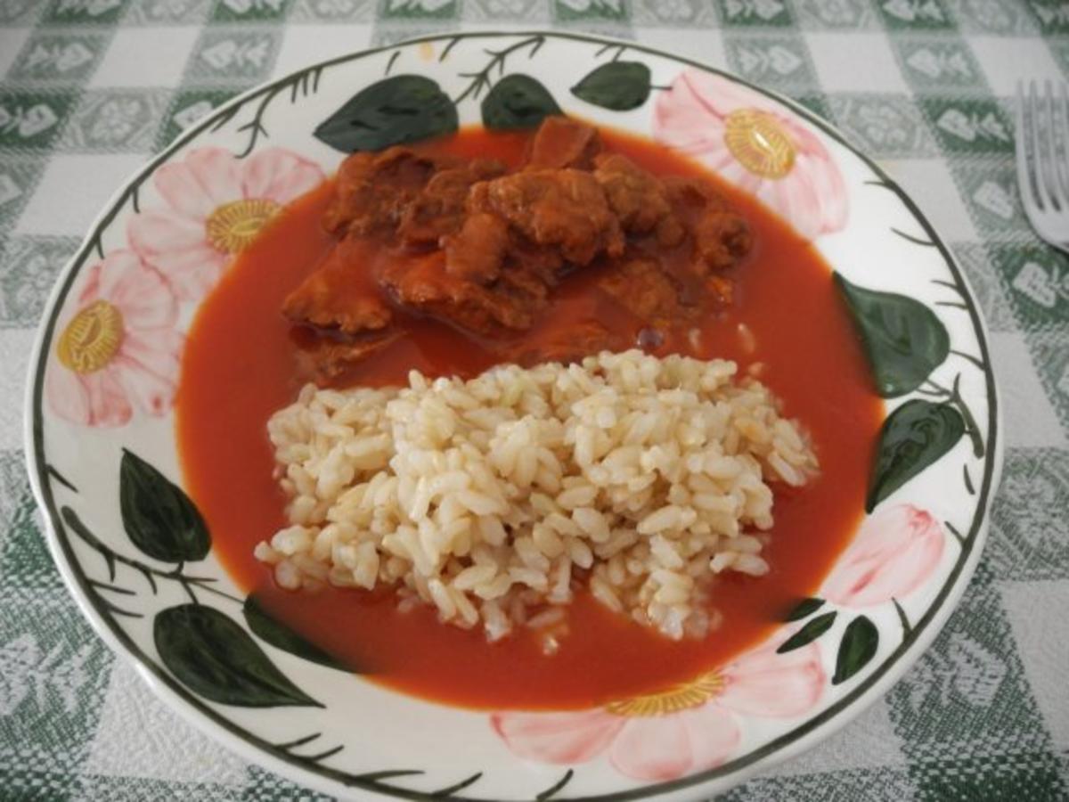 Tomatensoße mit Sojastücke an Naturreis - Rezept