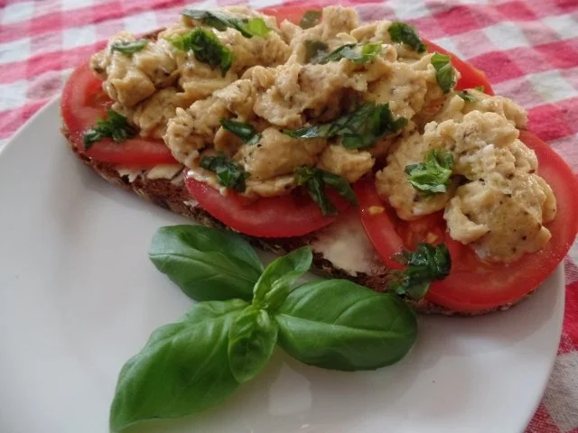 Rezept: Rührei mit Tomatenbrot Rührei mit Tomatenbrot - Rezept