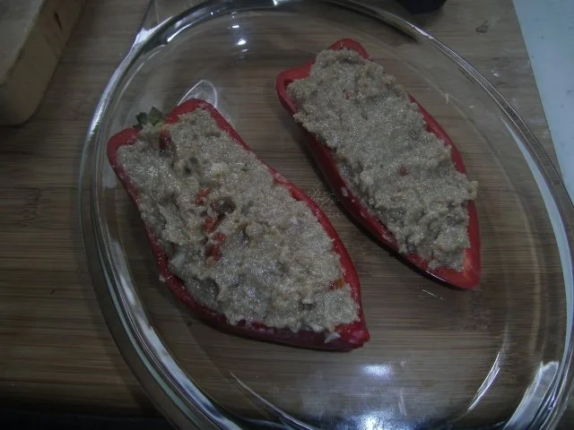 Rezept: Champignons und Spitzpaprika gefüllt mit Putenfarce Bild Nr. 6 Champignons und Spitzpaprika gefüllt mit Putenfarce - Rezept - Bild Nr. 6