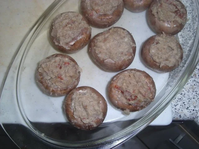 Rezept: Champignons und Spitzpaprika gefüllt mit Putenfarce Bild Nr. 8 Champignons und Spitzpaprika gefüllt mit Putenfarce - Rezept - Bild Nr. 8