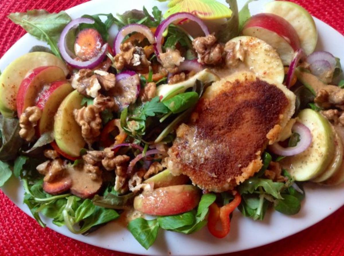 Herbstlicher Salat mit gebratenem Käse und einem Blüten-Kräuter-Honigdressing - Rezept