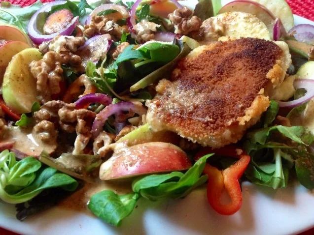 Herbstlicher Salat mit gebratenem Käse und einem Blüten-Kräuter-Honigdressing - Rezept - Bild Nr. 2