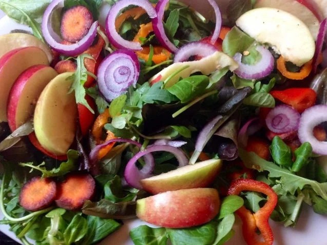 Herbstlicher Salat mit gebratenem Käse und einem Blüten-Kräuter-Honigdressing - Rezept - Bild Nr. 3
