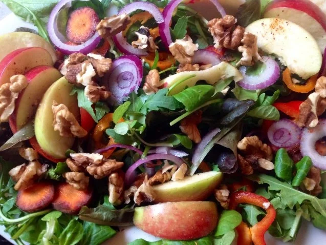 Herbstlicher Salat mit gebratenem Käse und einem Blüten-Kräuter-Honigdressing - Rezept - Bild Nr. 4