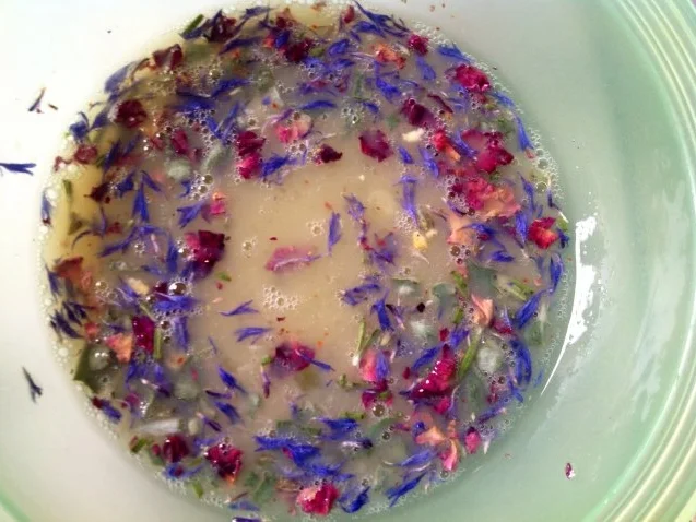 Herbstlicher Salat mit gebratenem Käse und einem Blüten-Kräuter-Honigdressing - Rezept - Bild Nr. 6