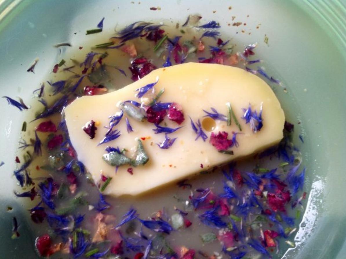 Herbstlicher Salat mit gebratenem Käse und einem Blüten Kräuter ...