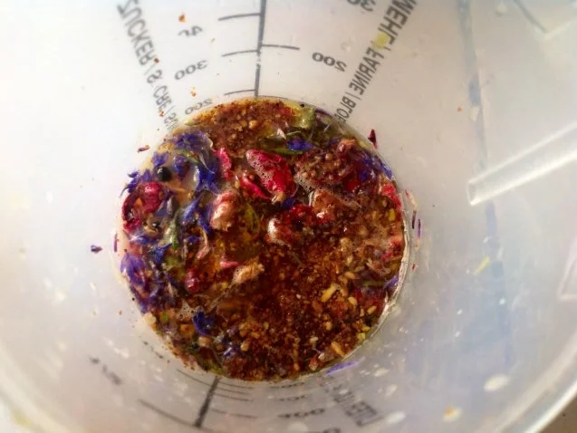 Herbstlicher Salat mit gebratenem Käse und einem Blüten-Kräuter-Honigdressing - Rezept - Bild Nr. 10