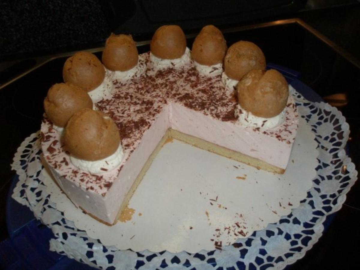 Windbeuteltorte mit Biskuitboden und Erdbeermarmelade - Rezept mit Bild ...