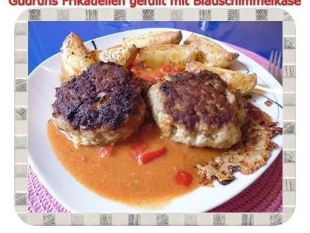 Hackfleisch: Gefüllte Frikadellen mit Blauschimmelkäse und Tomaten-Gorgonzolasoße - Rezept