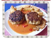 Hackfleisch: Gefüllte Frikadellen mit Blauschimmelkäse und Tomaten-Gorgonzolasoße - Rezept