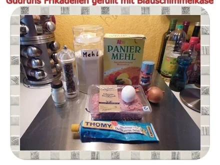 Hackfleisch: Gefüllte Frikadellen mit Blauschimmelkäse und Tomaten-Gorgonzolasoße - Rezept - Bild Nr. 2