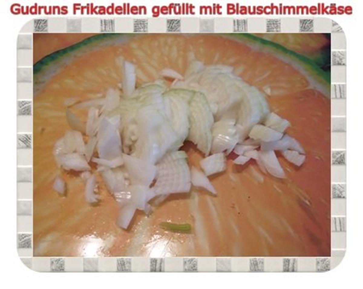 Hackfleisch: Gefüllte Frikadellen mit Blauschimmelkäse und Tomaten-Gorgonzolasoße - Rezept - Bild Nr. 3