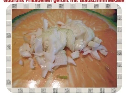 Hackfleisch: Gefüllte Frikadellen mit Blauschimmelkäse und Tomaten-Gorgonzolasoße - Rezept - Bild Nr. 3