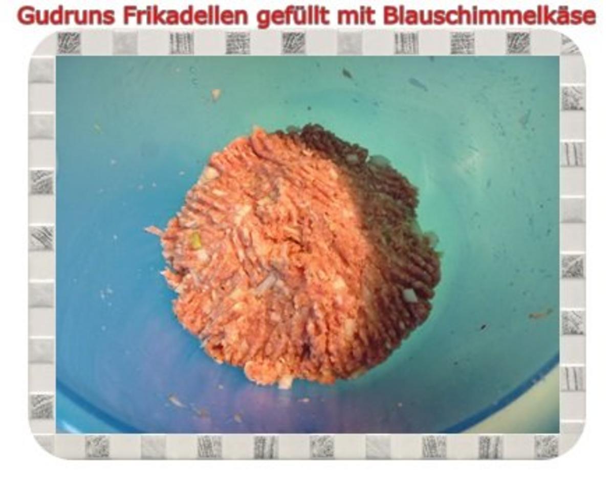 Hackfleisch: Gefüllte Frikadellen mit Blauschimmelkäse und Tomaten-Gorgonzolasoße - Rezept - Bild Nr. 4