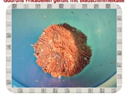 Hackfleisch: Gefüllte Frikadellen mit Blauschimmelkäse und Tomaten-Gorgonzolasoße - Rezept - Bild Nr. 4