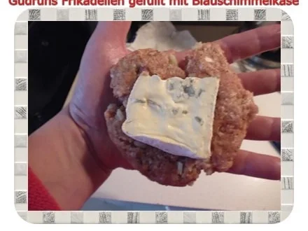 Hackfleisch: Gefüllte Frikadellen mit Blauschimmelkäse und Tomaten-Gorgonzolasoße - Rezept - Bild Nr. 6