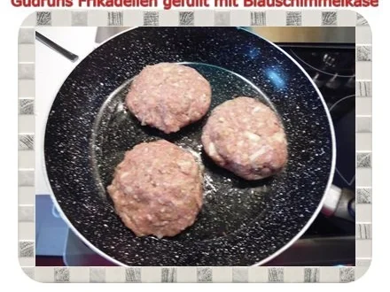 Hackfleisch: Gefüllte Frikadellen mit Blauschimmelkäse und Tomaten-Gorgonzolasoße - Rezept - Bild Nr. 7