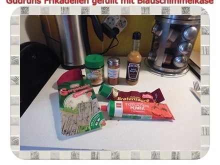 Hackfleisch: Gefüllte Frikadellen mit Blauschimmelkäse und Tomaten-Gorgonzolasoße - Rezept - Bild Nr. 12