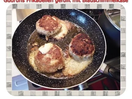 Hackfleisch: Gefüllte Frikadellen mit Blauschimmelkäse und Tomaten-Gorgonzolasoße - Rezept - Bild Nr. 15