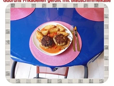 Hackfleisch: Gefüllte Frikadellen mit Blauschimmelkäse und Tomaten-Gorgonzolasoße - Rezept - Bild Nr. 18