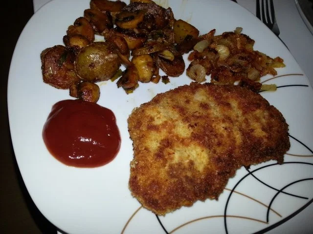Schnitzel Wiener Art mit Röstzwiebeln und Bratkartoffeln - Rezept