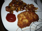 Schnitzel Wiener Art mit Röstzwiebeln und Bratkartoffeln - Rezept