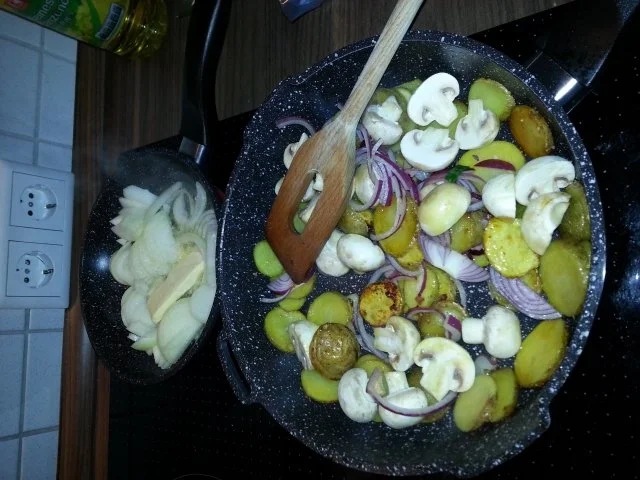 Schnitzel Wiener Art mit Röstzwiebeln und Bratkartoffeln - Rezept - Bild Nr. 3