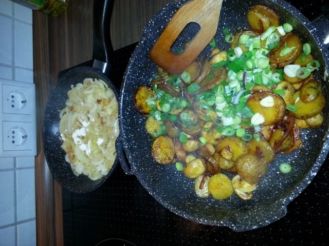 Schnitzel Wiener Art mit Röstzwiebeln und Bratkartoffeln - Rezept - Bild Nr. 4