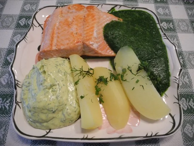 Rezept: Rohen Spinat zum Wildlachs mit Kartoffeln, Naturreis und Budwig-Quark mit Avocado Rohen Spinat zum Wildlachs mit Kartoffeln, Naturreis und Budwig-Quark mit Avocado - Rezept