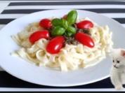 Selbstgemachtes Basilikum pesto auf Bandnudeln mit Tomaten - Rezept