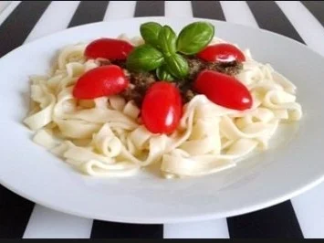Selbstgemachtes Basilikum pesto auf Bandnudeln mit Tomaten - Rezept - Bild Nr. 2