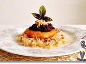 Geschmortes Sauerkraut, Kartoffelrösti und Blutwurst darauf - Rezept