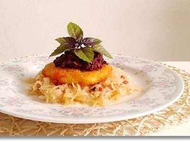 Rezept: Geschmortes Sauerkraut, Kartoffelrösti und Blutwurst darauf Bild Nr. 2 Geschmortes Sauerkraut, Kartoffelrösti und Blutwurst darauf - Rezept - Bild Nr. 2